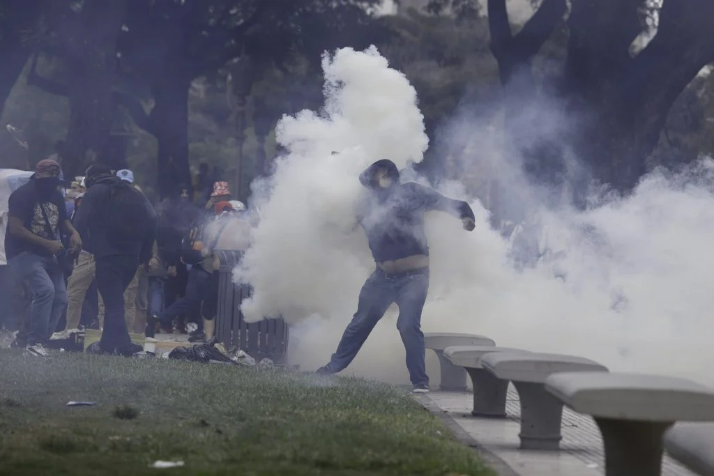 Violenta represión, graves incidentes y detenidos durante la marcha de jubilados contra el Gobierno