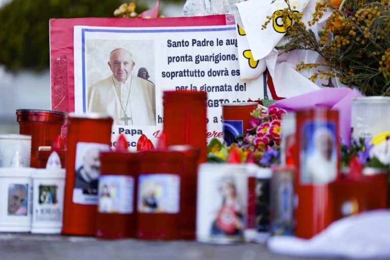El papa Francisco pasó una noche tranquila y permanece “estable”