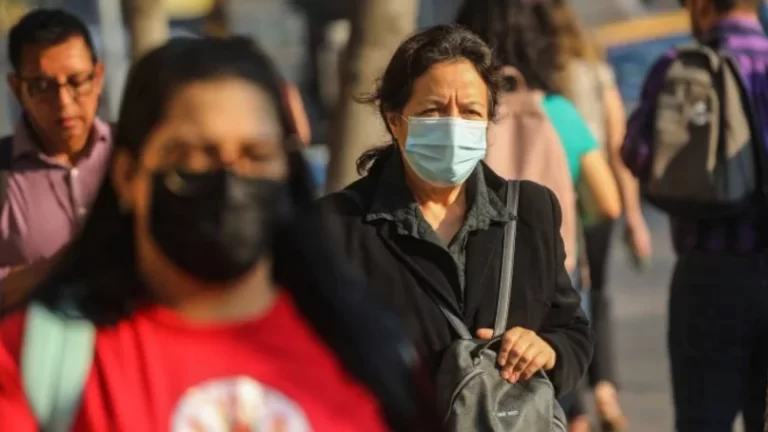 Chile volverá a los barbijos en los centros de salud por temporada gripal