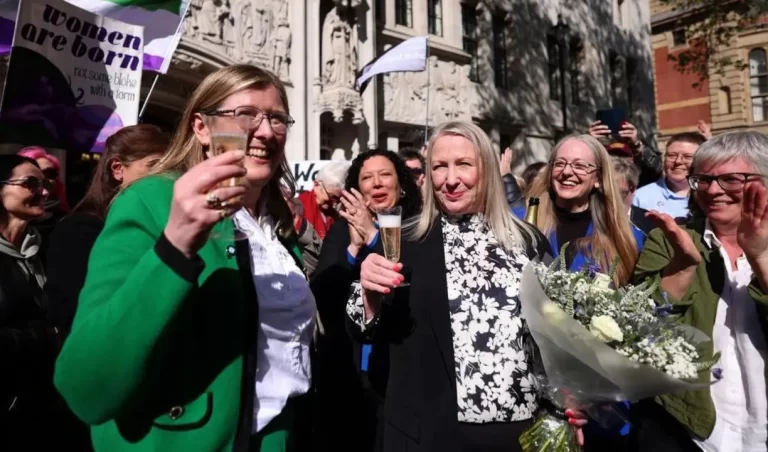 El Reino Unido acelera las reglas para el uso de espacios públicos tras la sentencia de la Corte contra las mujeres trans