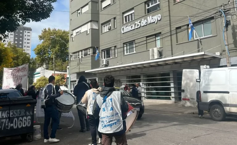 Protesta de trabajadores de la Clínica 25 de Mayo: denuncian maltrato