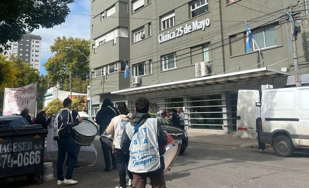 Protesta de trabajadores de la Clínica 25 de Mayo: denuncian maltrato