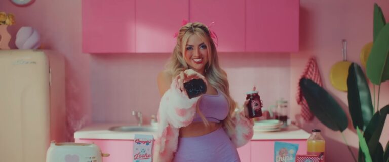 Ari Gameplays se lanzó en la música como Aria Bela