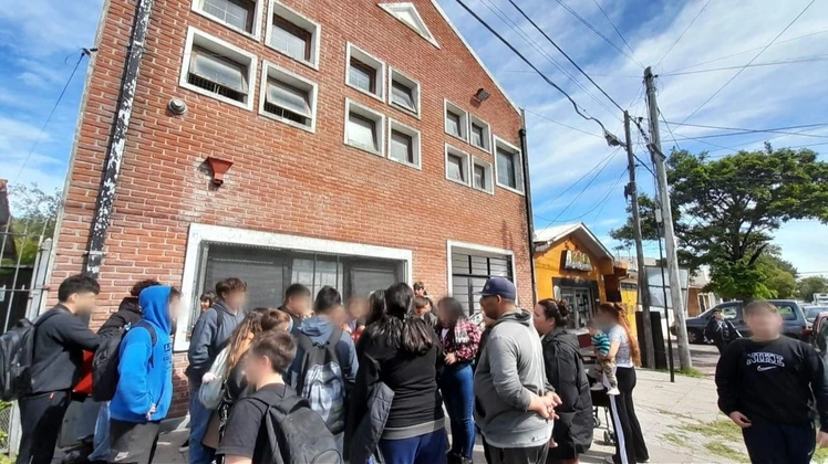 “Llamaron a la gorra, mañana mueren todos”: alumnos de la Escuela 58 fueron amenazados por amigos del chico que llevó un arma