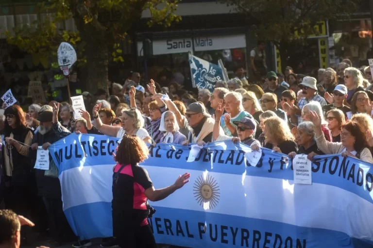 Acompañados por gremios y movimientos sociales, los jubilados volvieron a marchar