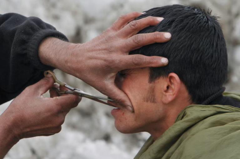 Policía talibana arresta a afganos cuyo peinado no cumpla nuevas normas del Ministerio del Vicio y las Virtudes