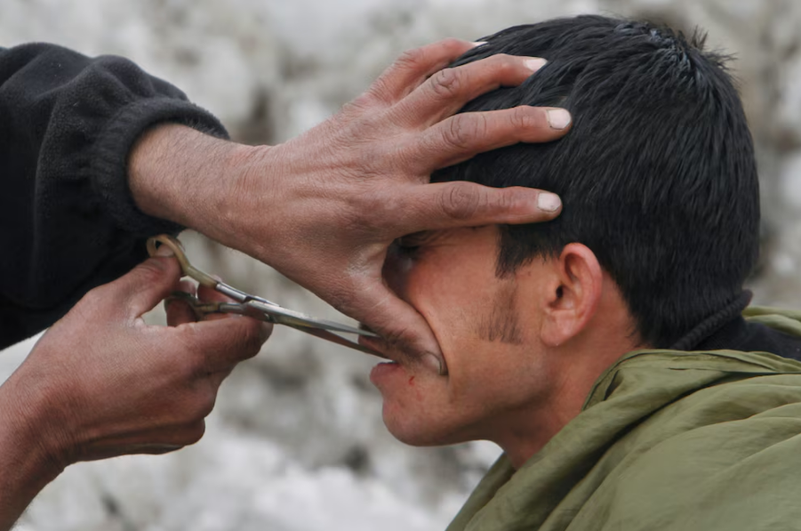 Policía talibana arresta a afganos cuyo peinado no cumpla nuevas normas del Ministerio del Vicio y las Virtudes