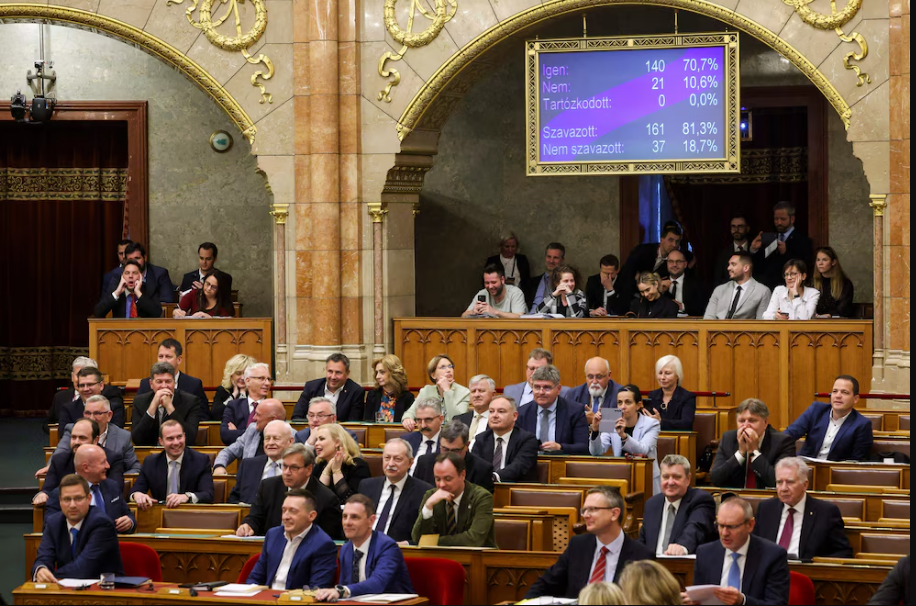 El Parlamento de Hungría aprobó una enmienda constitucional que consagra el binarismo de género