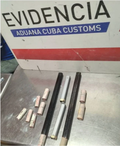 Aduana cubana decomisó más de 16.000 dólares y euros ocultos en una maleta