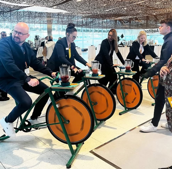 Emprendedores españoles crean la «bicilicuadora»