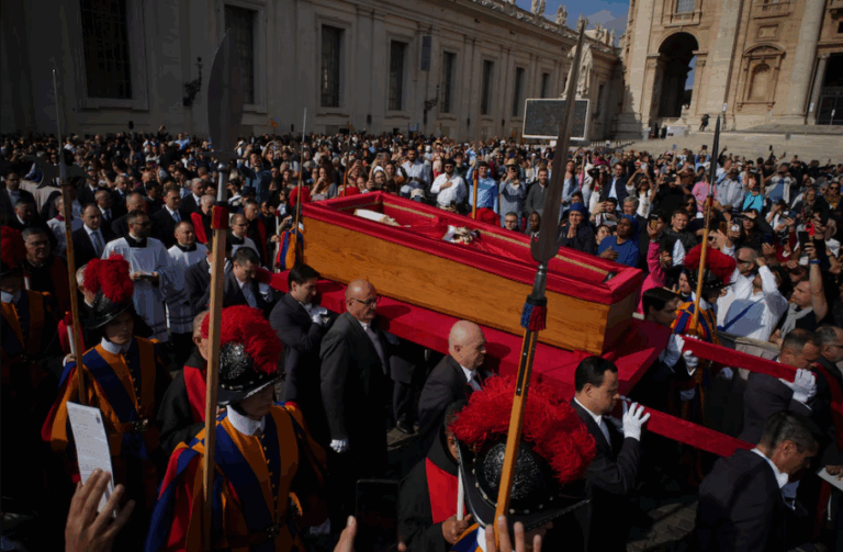 Hoy se cierra el féretro y el cortejo fúnebre del papa Francisco recorrerá un trayecto de 6 km por el corazón de Roma este sábado