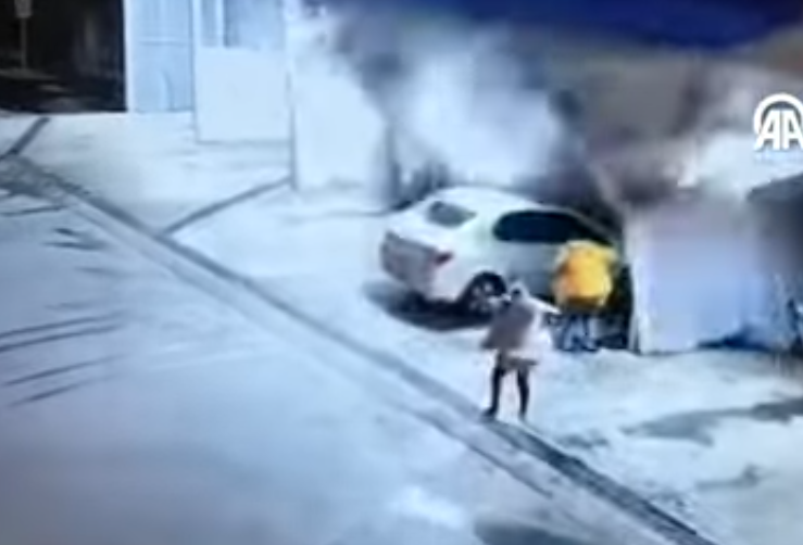 Turquía: el padre lavaba su auto y una masa de tierra se abalanzó; murió sepultado junto a sus dos hijas