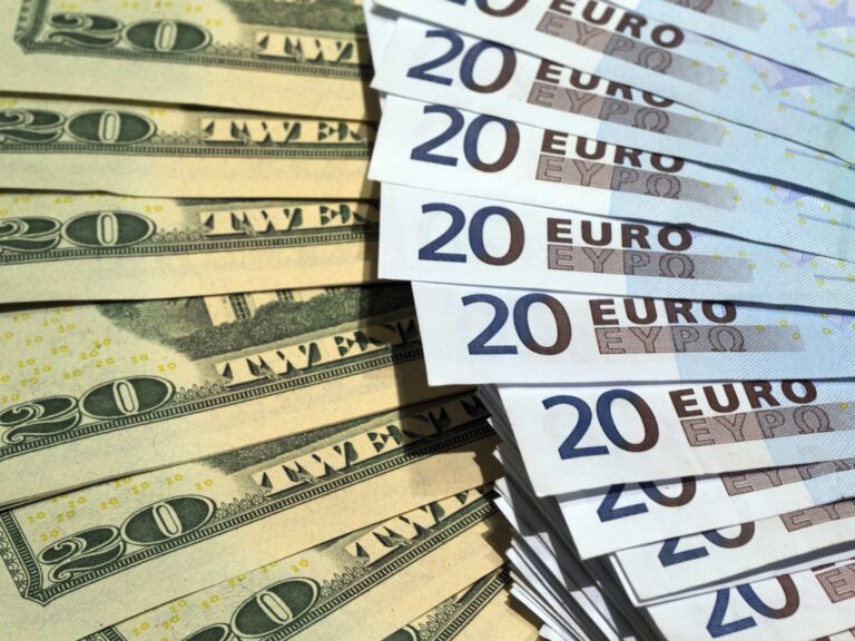 El dólar cae frente a otras divisas, como el yen o el euro, que marca su máximo desde 2021