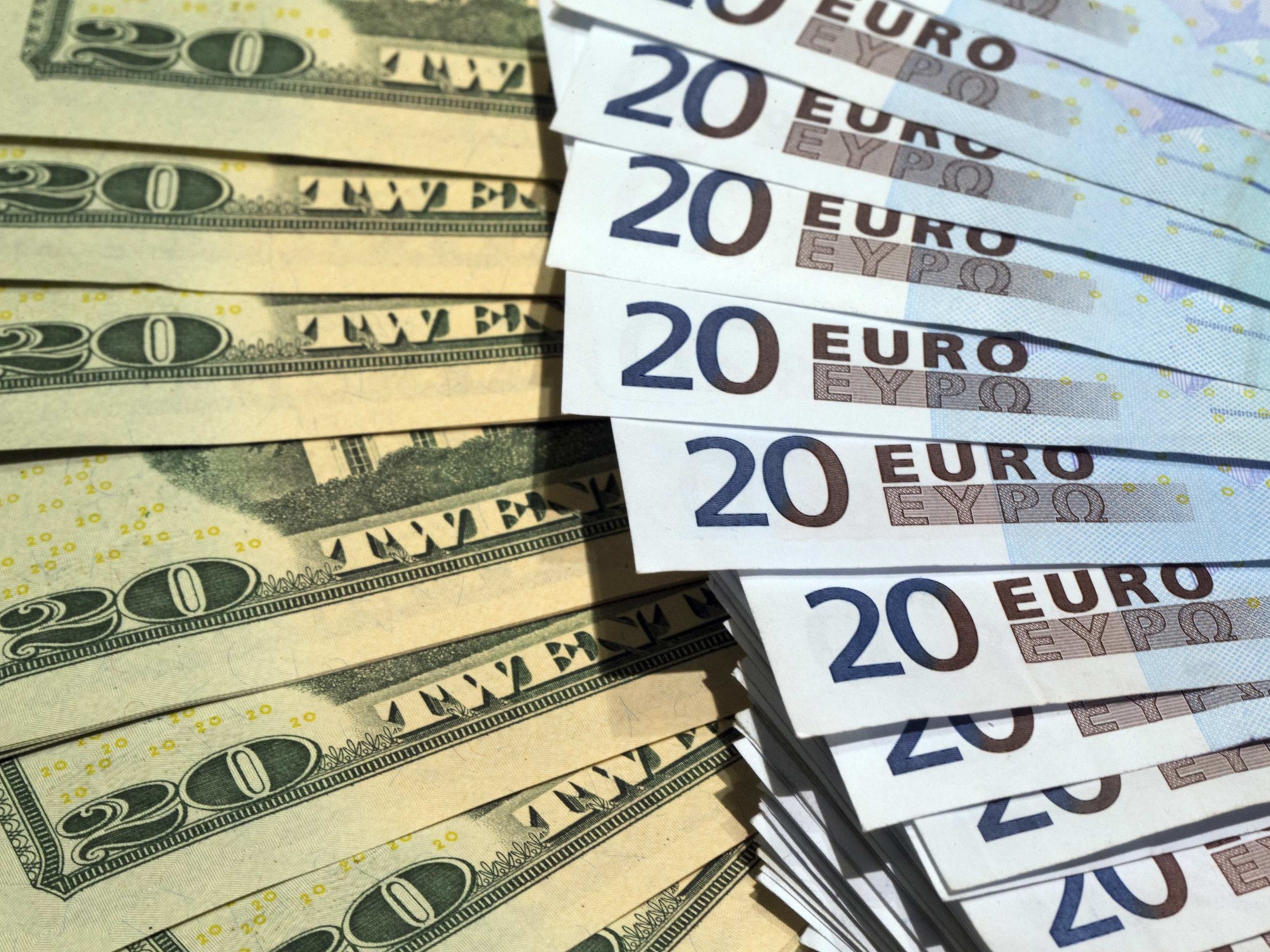 El dólar cae frente a otras divisas, como el yen o el euro, que marca su máximo desde 2021