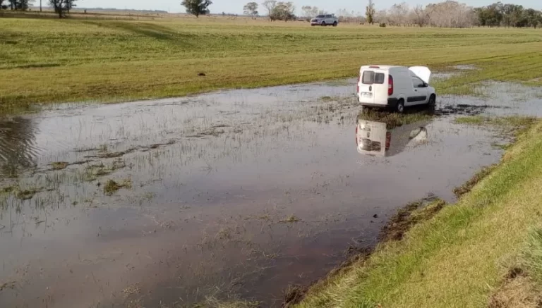 Despistó en la ruta 2 y terminó en el agua.
