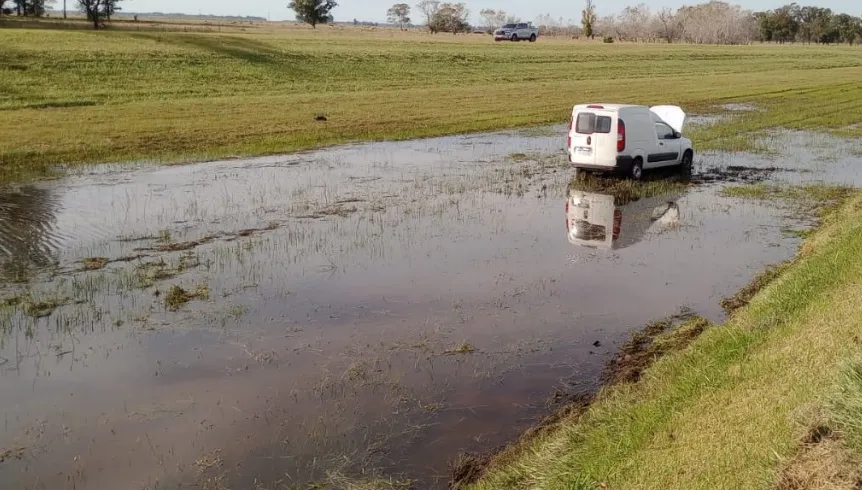 Despistó en la ruta 2 y terminó en el agua.