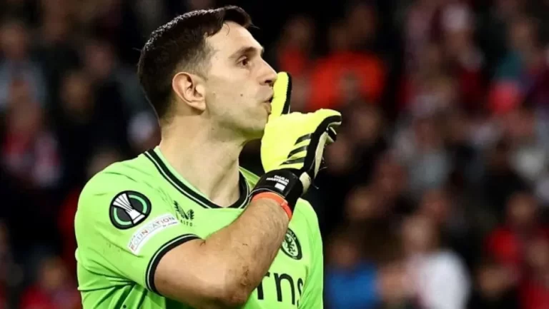 Hinchas franceses del PSG insultaron a Dibu Martínez