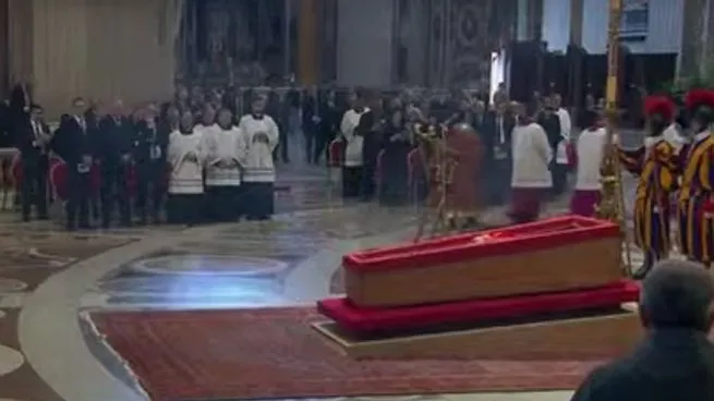 El féretro casi a nivel del suelo, la última voluntad de Francisco