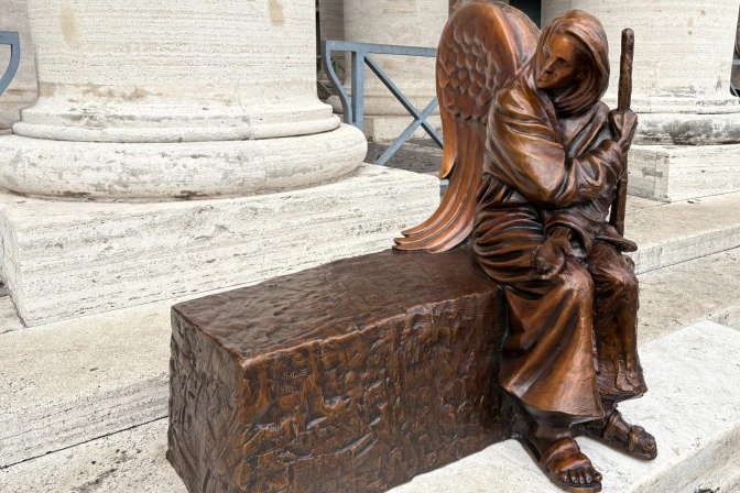 El Vaticano dedica una nueva escultura a los más vulnerables en la Plaza de San Pedro