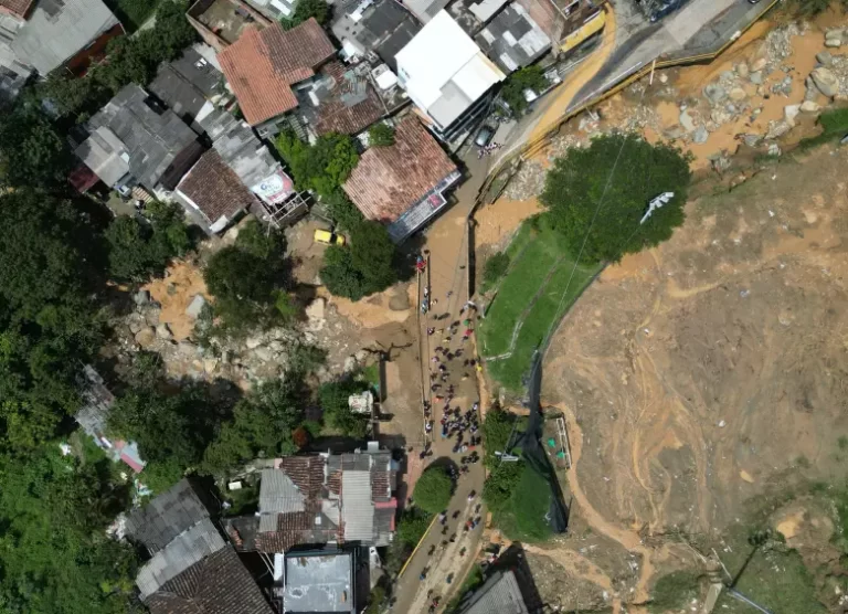 Lluvias copiosas en Medellín: un muerto, vías cerradas, aeropuerto inundado y más desastres