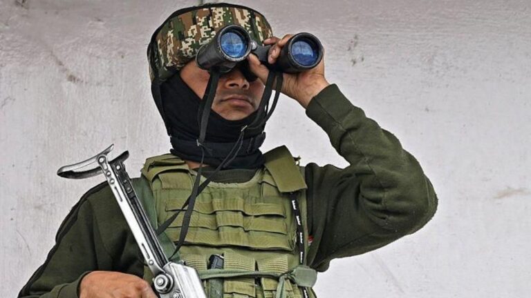 India y Pakistán se culpan mutuamente por la escalada de tensiones militares