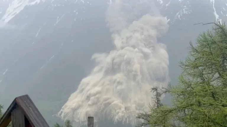 Suiza: glaciar se derrumba y sepulta un pueblo en lodo; un desaparecido