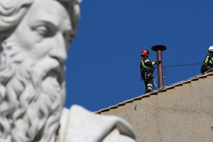 El Vaticano ya instaló la chimenea para el día del Cónclave