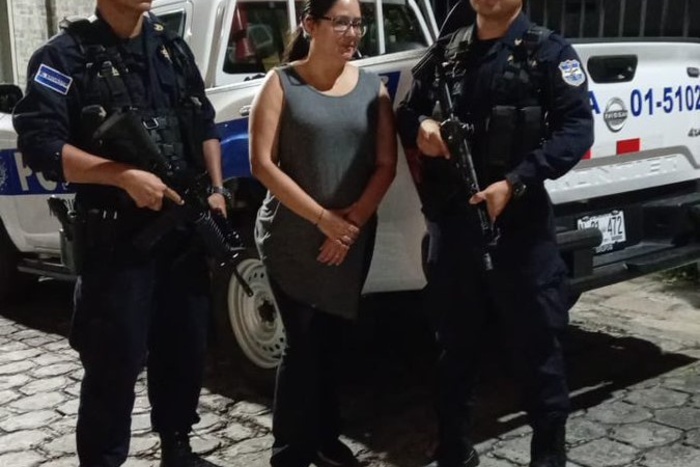 Detuvieron a Ruth López, la abogada que asiste migrantes deportados y presos en El Salvador