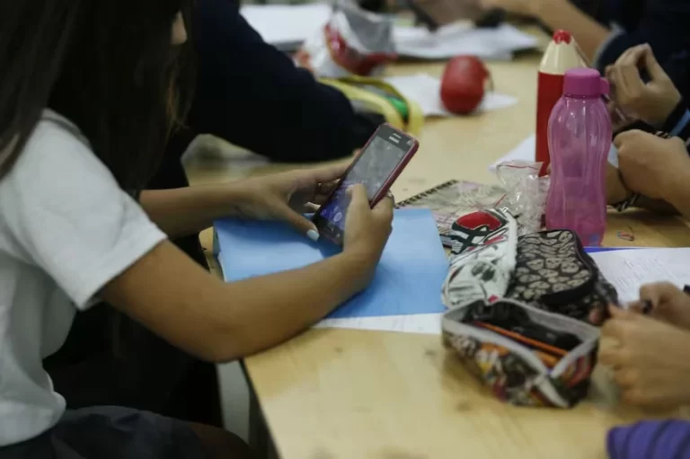 Empiezan a aplicar las pautas del uso de celulares en escuelas municipales