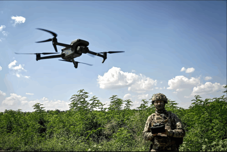 Rusia: ataque masivo de drones ucranianos afectó a once regiones en vísperas del Día de la Victoria, y el gobierno debió suspender todos los vuelos