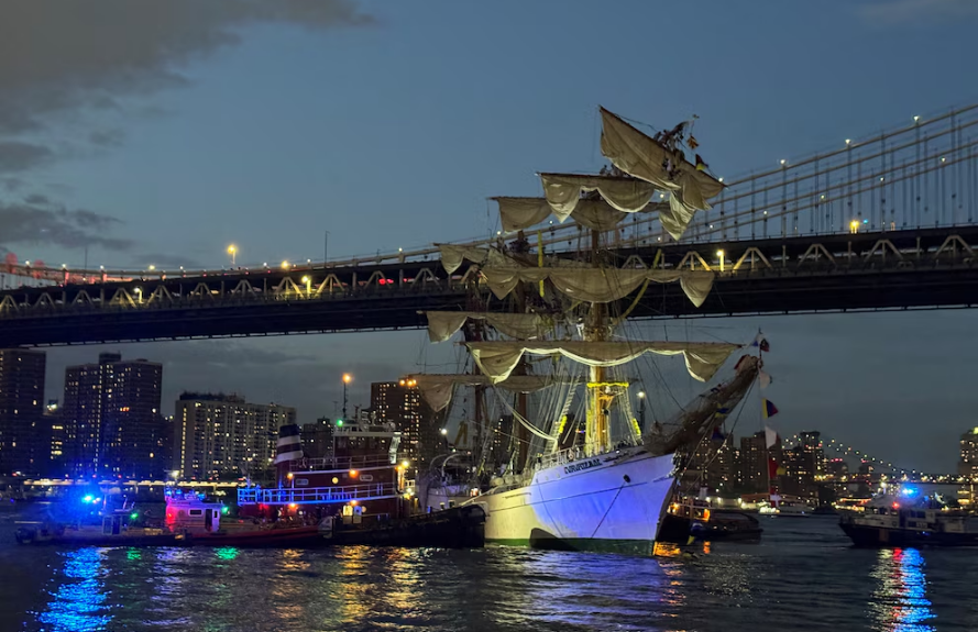 Estados Unidos: buque mexicano impactó contra puente de Brooklyn, en Nueva York, dejando dos muertos y al menos veinte heridos