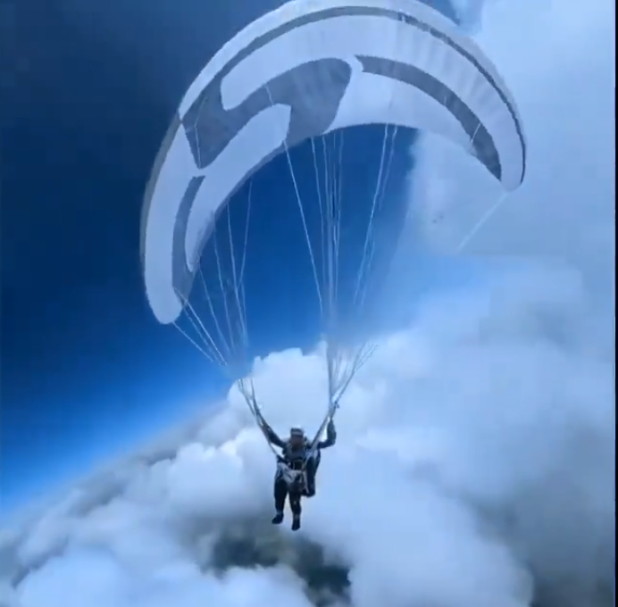 China: parapentista superó por accidente los 8.500 metros de altura y sobrevivió a condiciones extremas