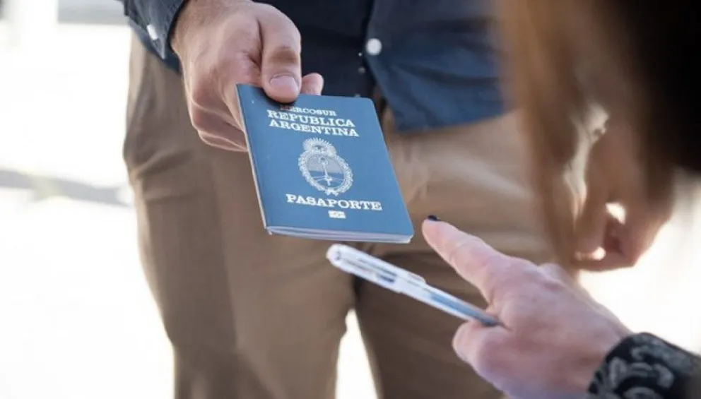 Argentina endurece su política migratoria y restringe servicios públicos a extranjeros