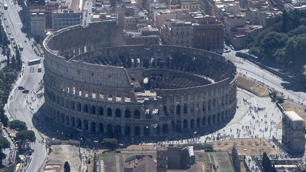 Coliseo Romano: un turista salta la valla, pero cae sobre uno de los metales y es atravesado; sutura y oxigenación le salvaron la vida