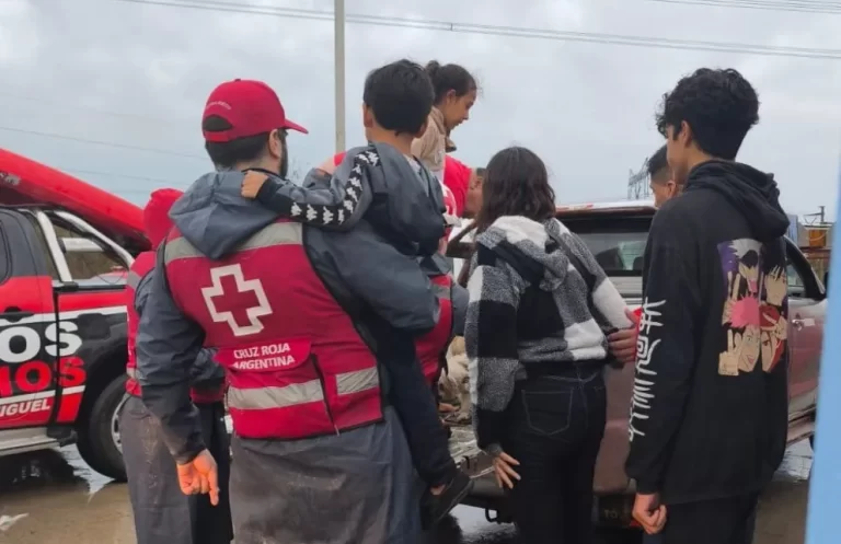 El incansable y silencioso trabajo de la Cruz Roja Argentina para asistir a afectados por las inundaciones