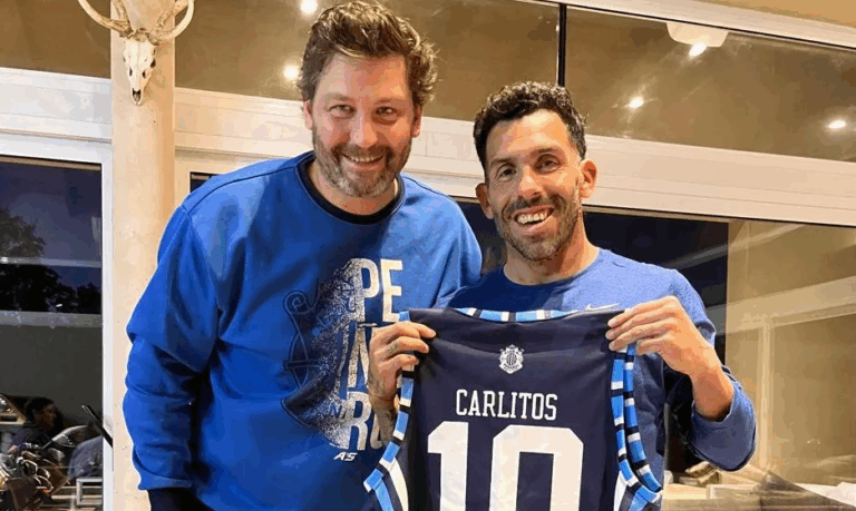 Carlos Tevez posó con la camiseta de Peñarol