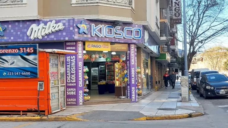 Disputa violenta entre gente de calle terminó con destrozos en un kiosco y un empleado herido