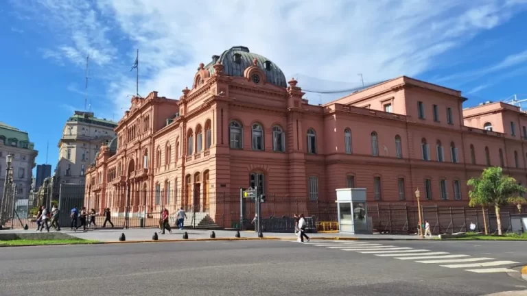 Milei endurece las condiciones para inmigrantes: salud, educación y delitos bajo revisión