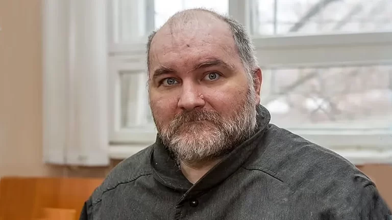 Rusia: profanaba tumbas de niñas, las momificaba y las vestía como muñecas; Anatoly Moskvin permanece en un psiquiátrico luego de 11 años en prisión