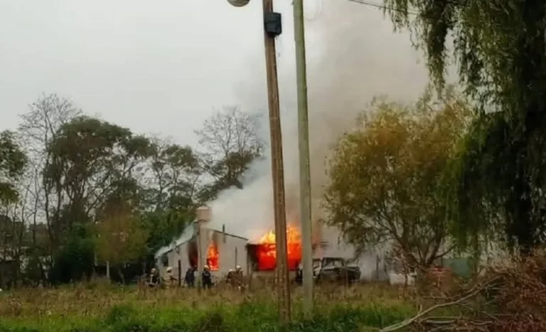 Bomberos dieron detalles del trabajo en La Peregrina y advirtieron que corrió peligro la vivienda de un vecino