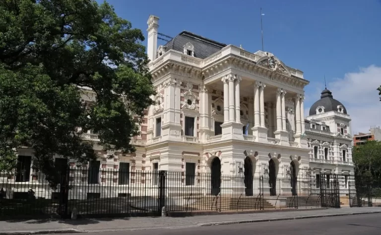 Provincia de Buenos Aires acordó subas del 10% para estatales bajo Ley 10.430