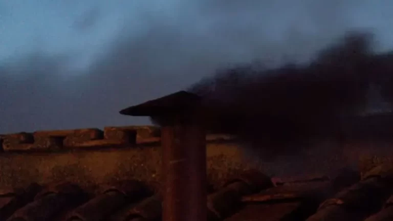 Fumata negra en el Vaticano: todavía no hay sucesor del Papa Francisco