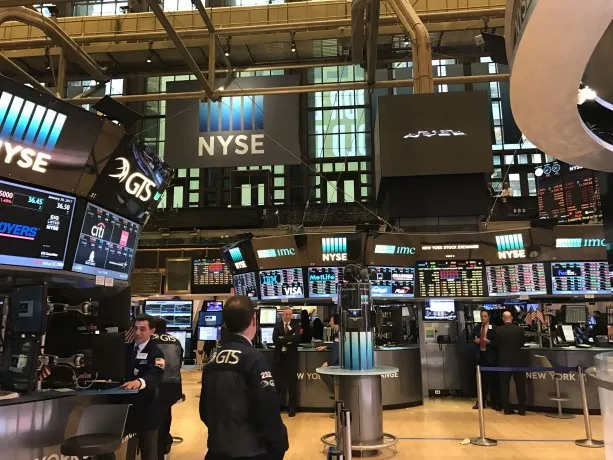 Wall Street sube tras el fallo contra los aranceles de Trump, mientras Europa revierte ganancias