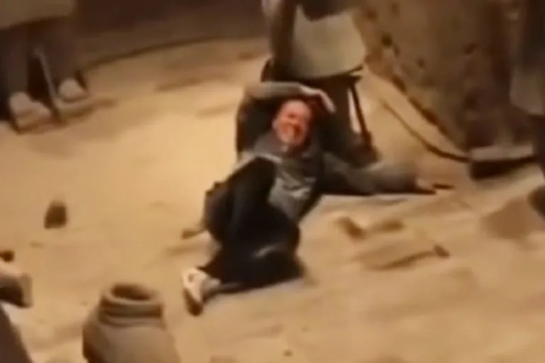 China: turista ingresó al área prohibida de un museo y destruyó dos estatuas de más de 2000 años