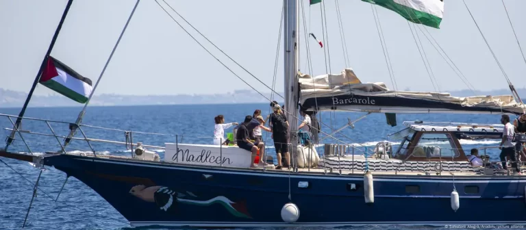 Israel sigue bloqueando la ayuda humanitaria a Gaza: el barco Madleen fue ordenado a desviar su trayecto