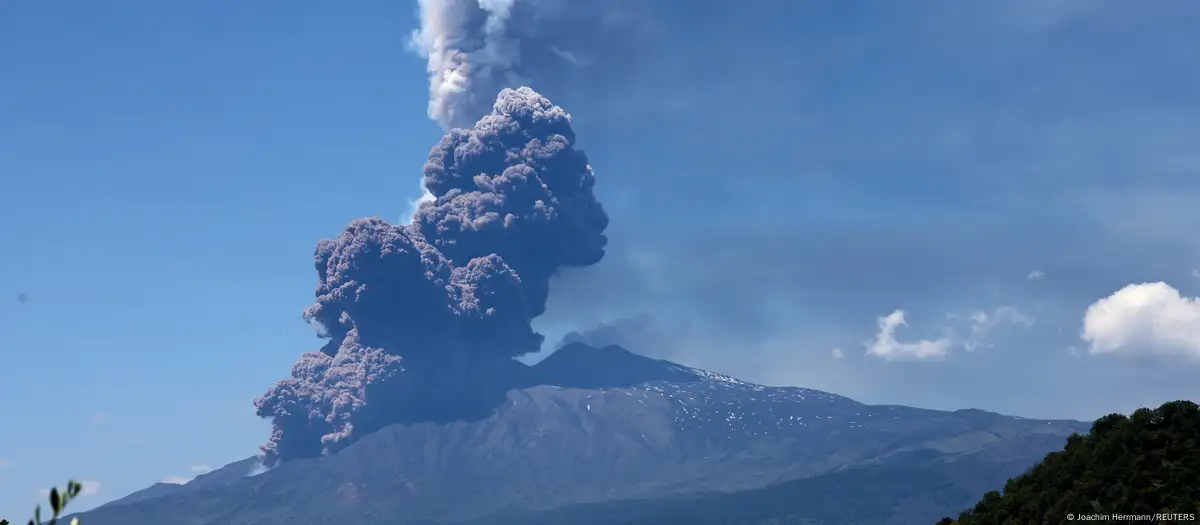Italia: el volcán Etna entró nuevamente en erupción, con fuertes explosiones, columnas de humo y una colada de material piroclástico