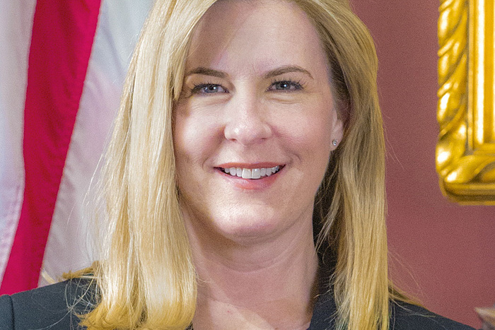 Estados Unidos, doble atentado político: hombre disfrazado de policía hirió a un legislador y a su esposa, y poco después mató a una congresista y a su marido