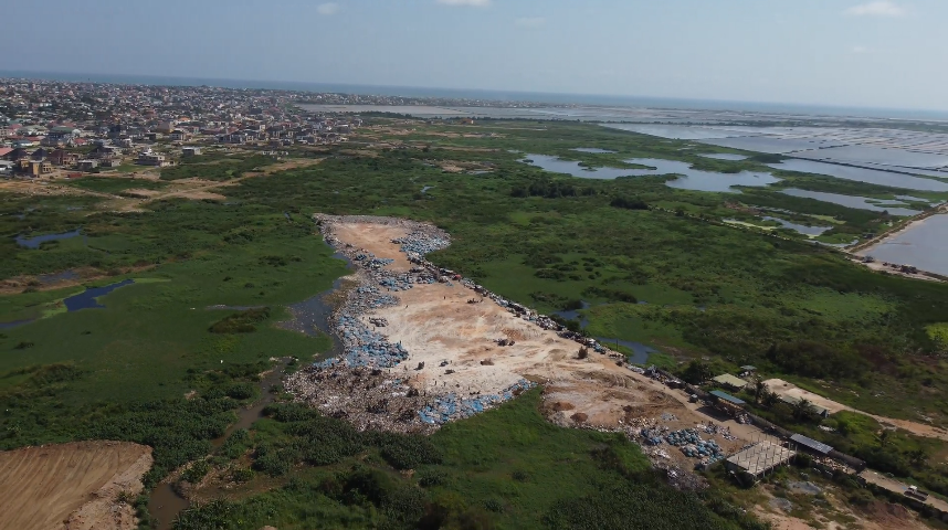 Ghana: ropa desechada de marcas británicas fue arrojada a humedales protegidos