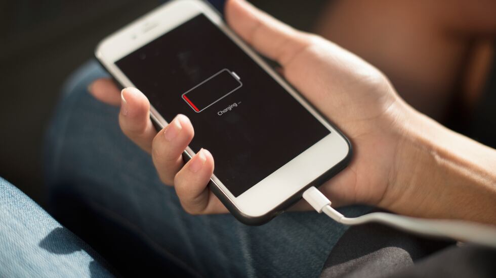 Chile: adolescente se electrocutó usando su celular conectado a la corriente alterna