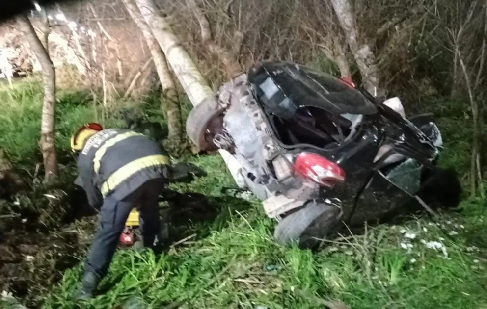 Murió un hombre en la Ruta 88 al chocar su auto contra un poste de hormigón